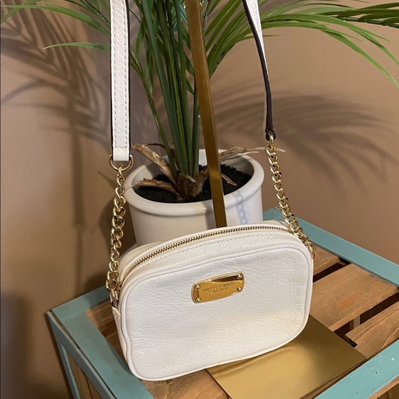Michael Kors Handbags - Michael Kors Crossbody Bag (EUC)